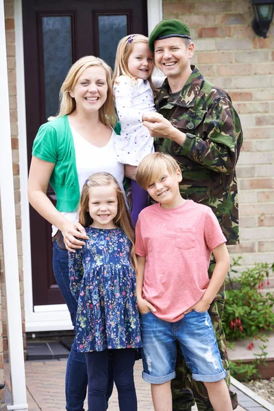 Portret van de familie met leger vader thuis met verlof — Stockfoto