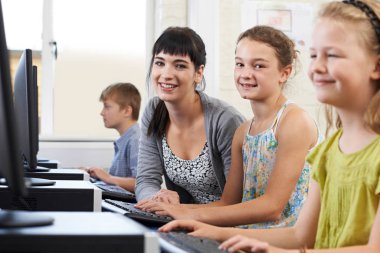 kadın İlköğretim öğrenci ile öğretmenin bilgisayar sınıfı