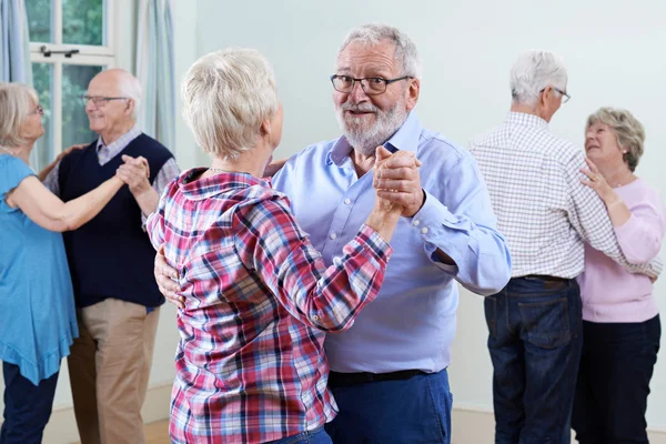 Grupo de personas mayores disfrutando del club de baile juntos —  Fotos de Stock
