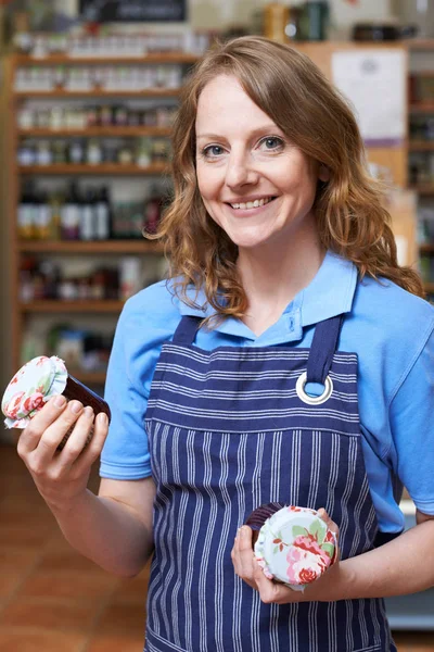 Retrato de mulher trabalhando em Delicatessen — Fotografia de Stock