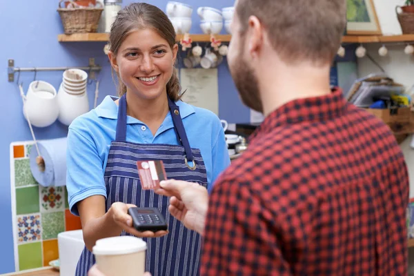 Cliente che paga per il caffè d'asporto facendo uso del terminale senza contatto — Foto Stock