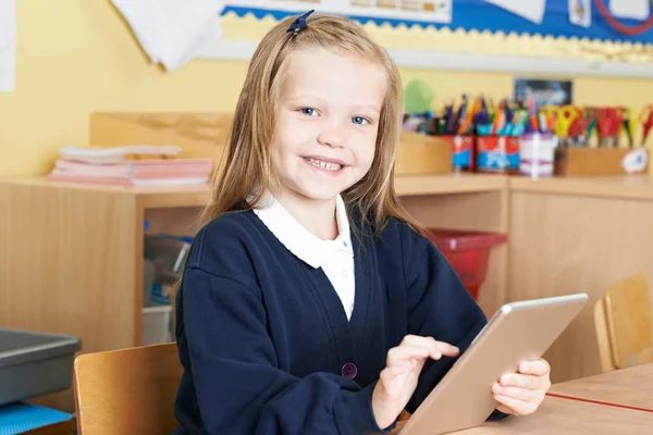 Alumna de la escuela primaria femenina usando tableta digital en clase — Foto de Stock