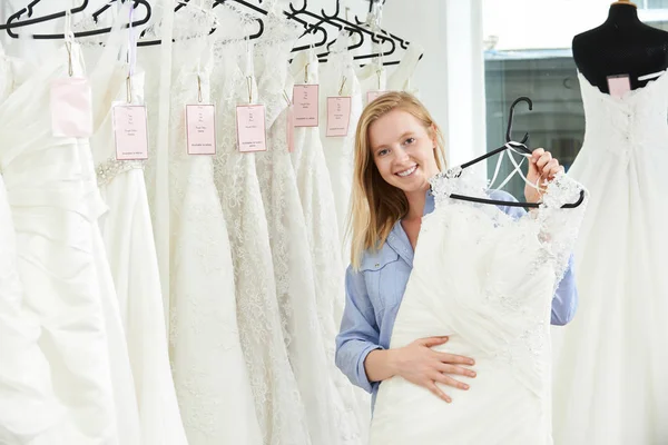 Brud att välja klänning i bröllopsbutiker Boutique — Stockfoto