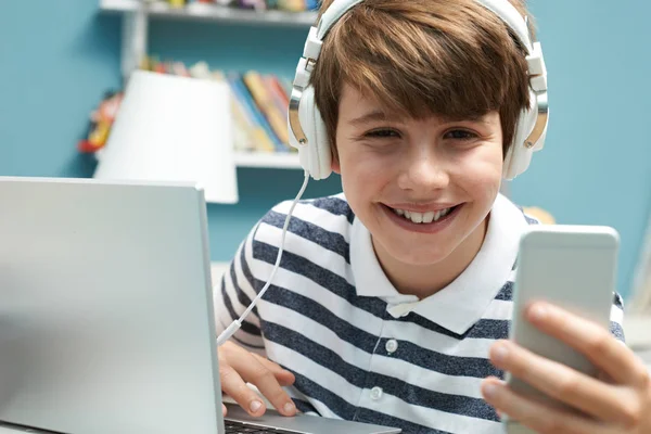 Adolescent garçon à l'aide de la technologie dans chambre — Photo