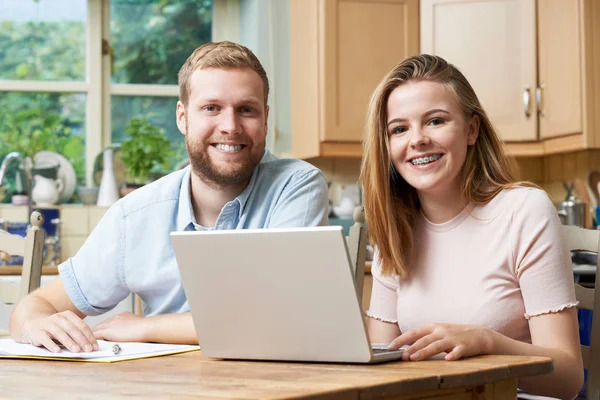 Man hem handledare hjälper tonårsflicka med studier — Stockfoto