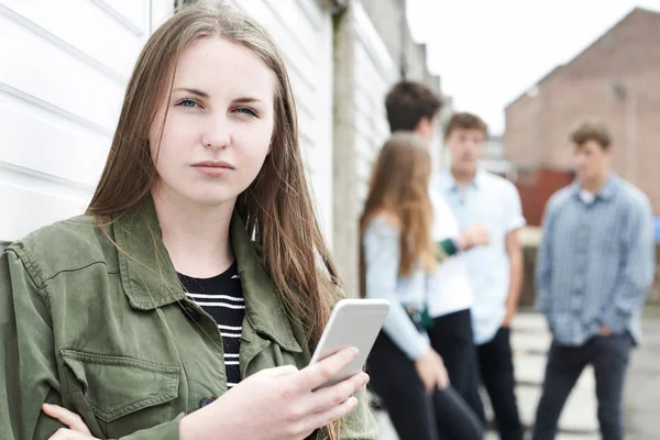 Adolescente víctima de acoso escolar por mensajes de texto — Foto de Stock