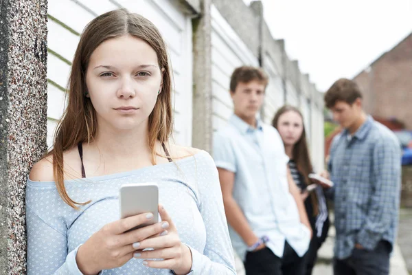 Adolescenta fata victima de bullying de text mesagerie — Fotografie, imagine de stoc