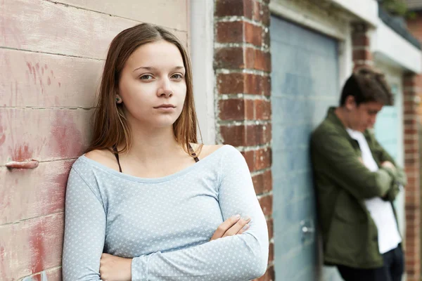 Boldogtalan tizenéves pár városi környezetben portréja — Stock Fotó