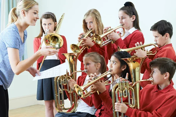 Schülergruppe spielt gemeinsam im Schulorchester — Stockfoto