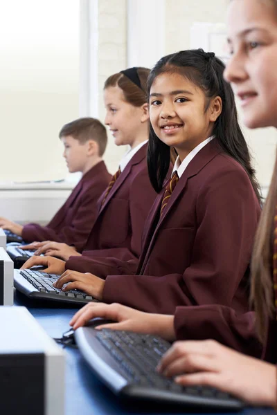 Tanulók iskolai egyenruhát visel osztály számítógép — Stock Fotó