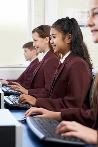 Uczniowie sobie mundurek szkolny w komputerze Klasa — Zdjęcie stockowe