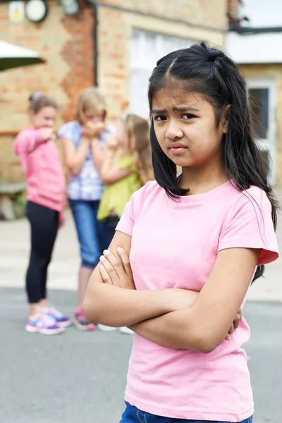 Nieszczęśliwa dziewczyna jest obgadamy przez przyjaciół szkoły — Zdjęcie stockowe