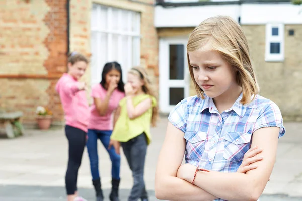 Ongelukkig meisje wordt Gossiped over door schoolvrienden — Stockfoto