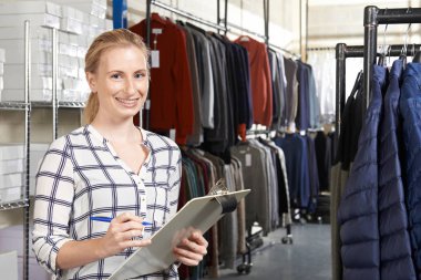 İş kadını moda sektöründe çalışıyor.