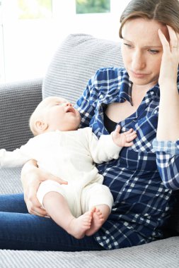 Hayal kırıklığına uğramış anne Post Natal depresyon