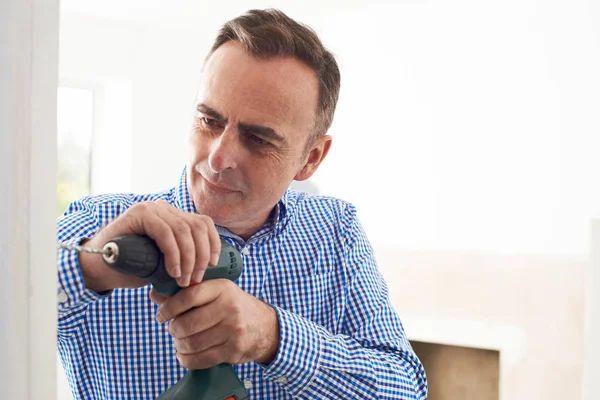 Hombre usando taladro eléctrico en casa proyecto de renovación — Foto de Stock