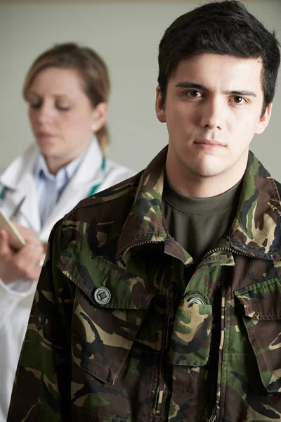 Żołnierz jest oceniana przez lekarza — Zdjęcie stockowe