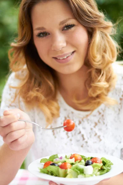 Adolescente ragazza mangiare sano ciotola di insalata — Foto Stock