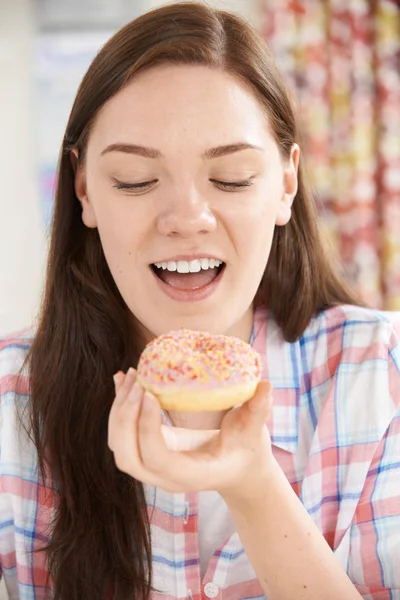 Sonriente adolescente chica en comer donut —  Fotos de Stock