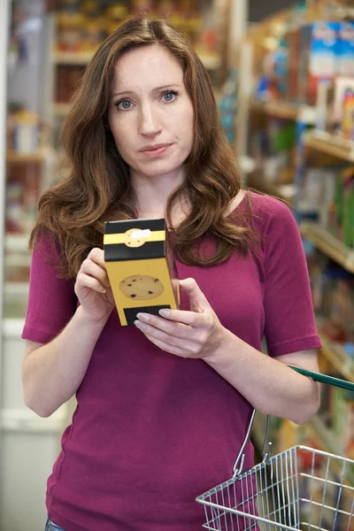 Woman Checking Labelling On Box In Supermarket — Stock Photo, Image