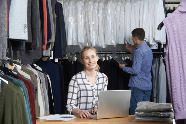 Paar uitgevoerd op lijn mode-Business — Stockfoto