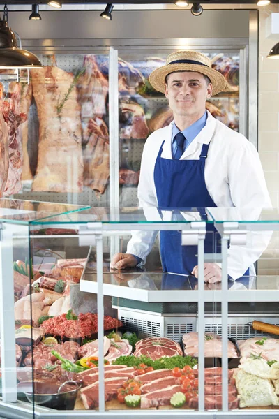 Portrait de boucher debout derrière le comptoir — Photo