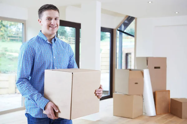 Jovem se movendo para uma nova casa — Fotografia de Stock