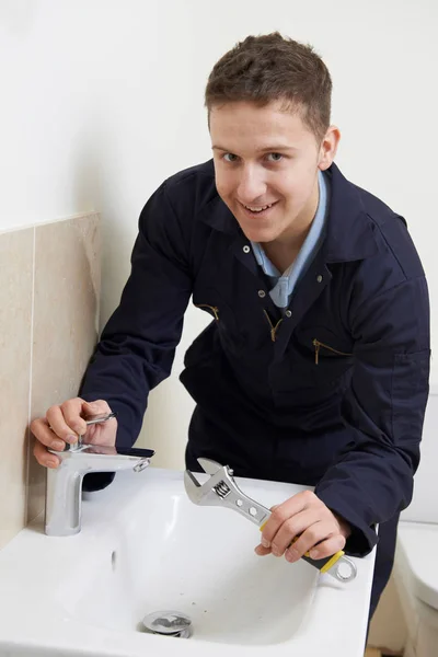 Male Plumber Working On Sink Using Wrench — Stock Photo, Image