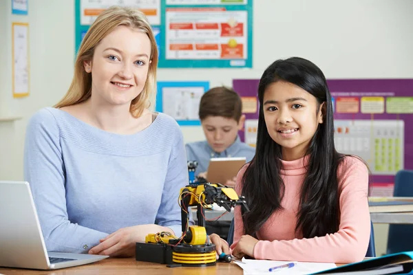 Profesor con alumnos en clase de ciencias estudiando robótica — Foto de Stock