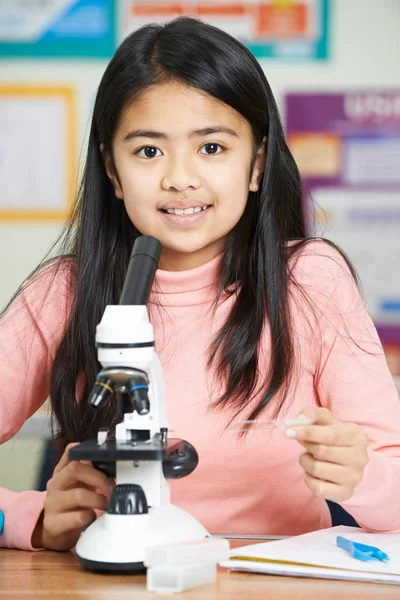 여자 학생 과학 수업에 현미경으로 — 스톡 사진