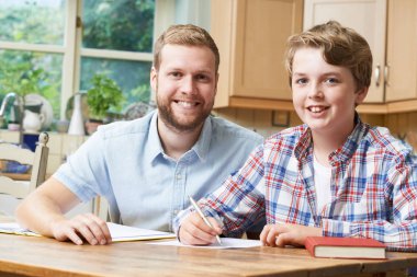 Erkek ev Tutor genci çalışmaları ile yardım