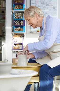 Studio Çömlekçilik direksiyonda çalışan üst düzey kadın