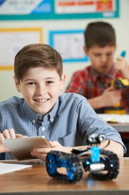 İki erkek öğrenciler bilim eğitim Robotik ders