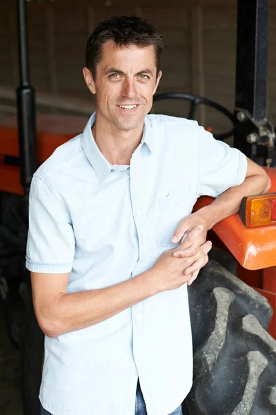 Potret Petani Berdiri di Barn Dengan Traktor — Stok Foto