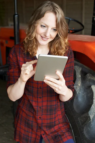 Θηλυκό γεωργικός εργάτης σε φάρμα χρησιμοποιώντας ψηφιακό Tablet — Φωτογραφία Αρχείου
