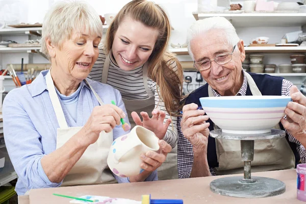 Couple aîné avec professeur en classe de poterie — Photo