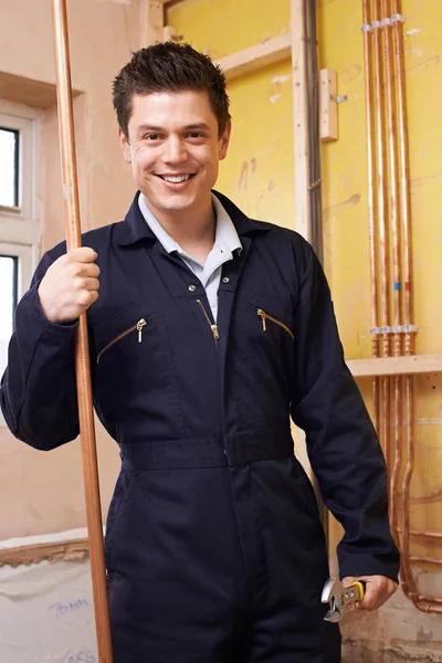 Ritratto di idraulico maschio che lavora in casa — Foto Stock