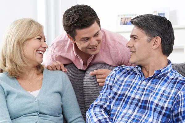 Familie mit erwachsenem Sohn zu Hause — Stockfoto