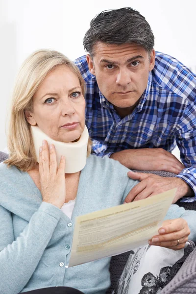 Carta de lectura de pareja sobre lesión de la mujer — Foto de Stock