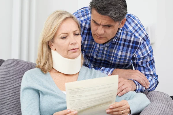 Pár čtení dopis o ženské zranění — Stock fotografie