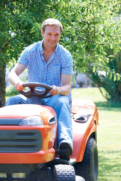 Man snijden gras zitten met maaier — Stockfoto