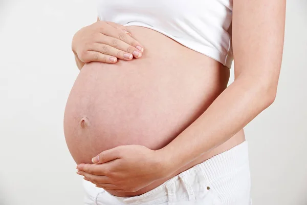 Närbild på gravid kvinna med magen — Stockfoto