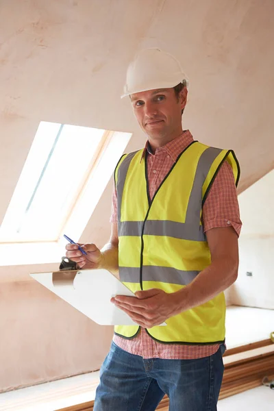 Inspetor de construção olhando para nova propriedade — Fotografia de Stock