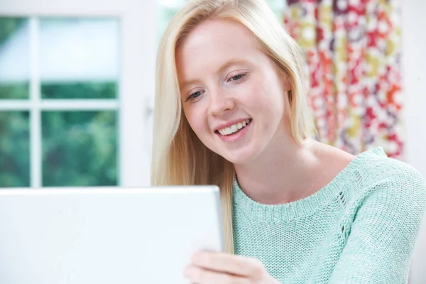 Sonriente adolescente chica usando computadora en casa —  Fotos de Stock
