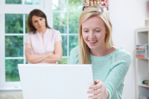 Mother Concerned About Teenage Daughter Using Computer — Stock Photo, Image