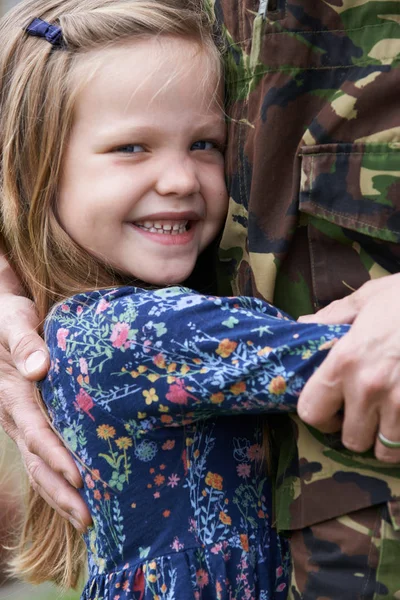 Soldat en congé étant étreint par sa fille — Photo