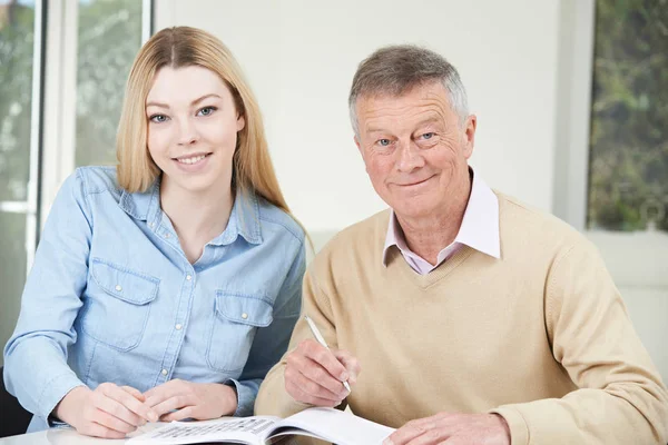 Senior Man Playing Completing Crossword Puzzle With Teenage Gran — Stock Photo, Image