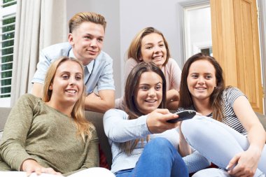 Grup, genç arkadaş izlerken televizyon evde