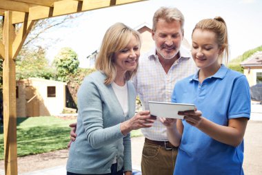 Olgun çift tartışmaya manzara ile dijital tablet planları 