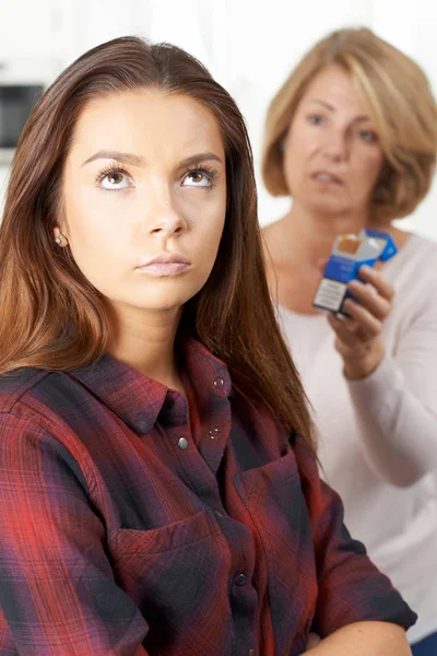 Madre hablando con la hija adolescente sobre los peligros de fumar — Foto de Stock